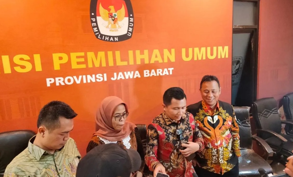 Ketua KPU Provinsi Jawa Barat Ahmad Nur Hidayat (kedua kanan) beserta komisioner KPU Jabar lainnya memberikan keterangan di Gedung KPU Jabar, Bandung, Senin (9/12/2024).