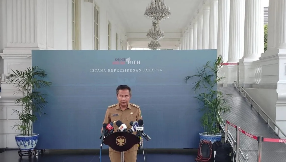 Penjabat (Pj) Gubernur Jawa Barat Bey Machmudin saat menyampaikan keterangan terkait bencana banjir Sukabumi, di kompleks Istana Kepresidenan, Jakarta, Selasa (10/12/2024).