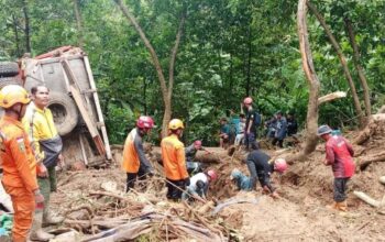 Tim penanggulangan bencana saat melakukan penanganan bencana longsor di wilayah Desa Loji, Kecamatan Simpenan, Kabupaten Sukabumi, Jabar.  (Aditya A Rohman)