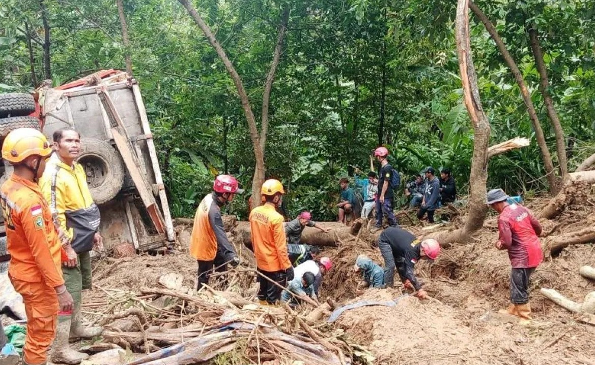 Tim penanggulangan bencana saat melakukan penanganan bencana longsor di wilayah Desa Loji, Kecamatan Simpenan, Kabupaten Sukabumi, Jabar.  (Aditya A Rohman)