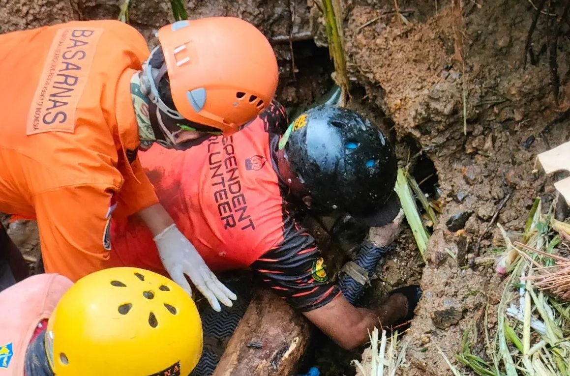 Tim SAR gabungan saat mengevakuasi jasad Siti Hamidah (8) yang merupakan korban tertimbun longsor di Kampung Cisarakan, Desa Loji, Kecamatan Simpenan, Kabupaten Sukabumi, Jabar.