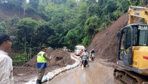 Cegah Longsor, Jalan Kiaradua-Waluran Sukabumi Ditutup