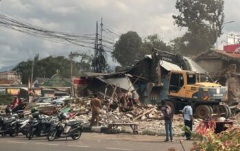 Petugas Pemkab Bogor melakukan pembongkaran bangunan di sebrang Cibinong City Mall, Kabupaten Bogor, Jawa Barat. 