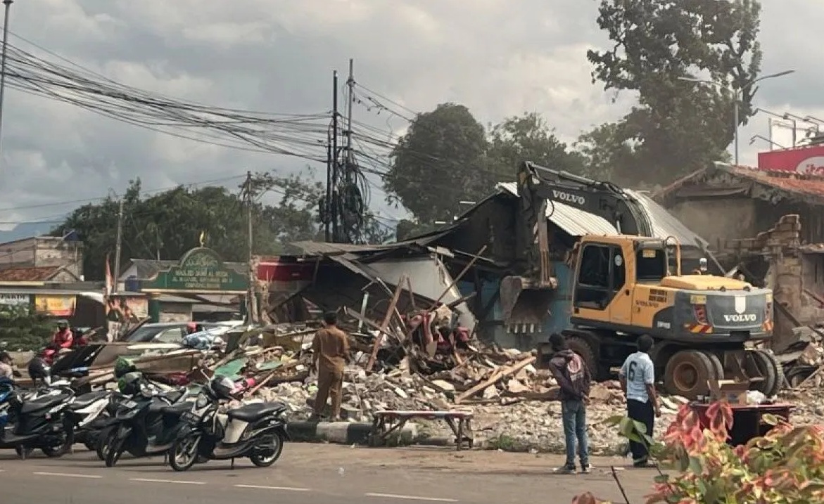 Petugas Pemkab Bogor melakukan pembongkaran bangunan di sebrang Cibinong City Mall, Kabupaten Bogor, Jawa Barat. 