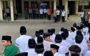 Wakil Presiden RI Gibran Rakabuming Raka simulasi penanganan bencana di Muhammadiyah Boarding School Kabupaten Bogor, Jawa Barat, Rabu (11/12/2024). (M Fikri Setiawan)