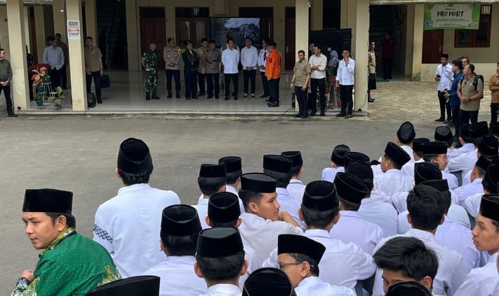 Wakil Presiden RI Gibran Rakabuming Raka simulasi penanganan bencana di Muhammadiyah Boarding School Kabupaten Bogor, Jawa Barat, Rabu (11/12/2024). (M Fikri Setiawan)