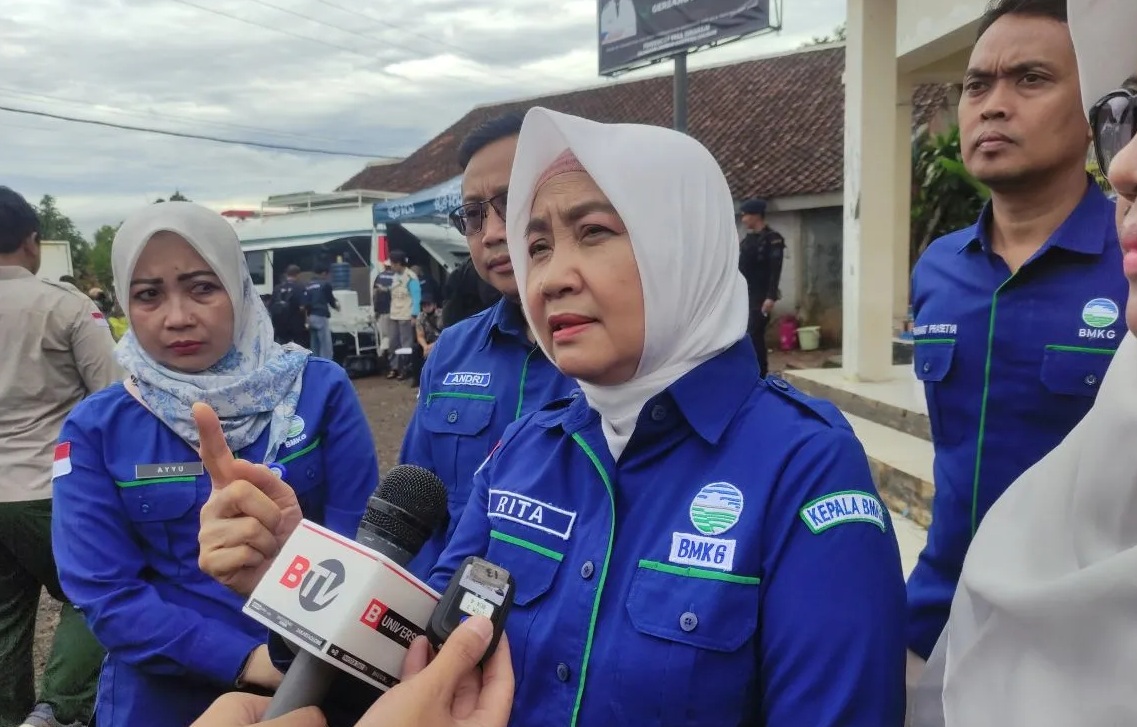 Kepala Badan Meteorologi, Klimatologi dan Geofisika (BMKG) Dwikorita Karnawati memberikan keterangan kepada wartawan terkait potensi hujan deras yang dapat memicu bencana hidrometeorologi di Jawa Barat, saat meninjau lokasi bencana keretakan tanah di Desa Sukamaju, Sukabumi, Jawa Barat, Jumat (6/12/2024).