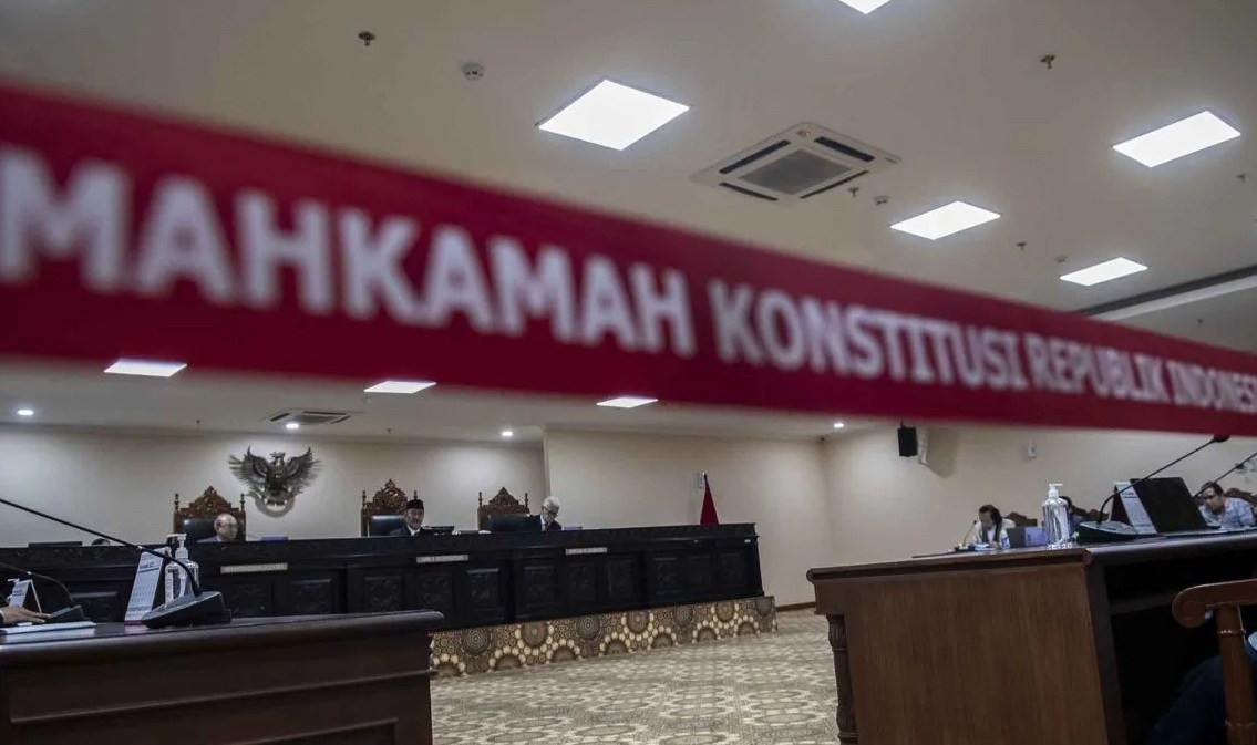 Ketua Majelis Kehormatan Mahkamah Konstitusi (MKMK) Jimly Asshiddiqie (kedua kiri) bersama anggota Wahiduddin Adams (kiri) dan Bintan R. Saragih (ketiga kanan) memimpin jalannya sidang di Gedung II Mahkamah Konstitusi (MK), Jakarta, Kamis (2/11/2023). (BAYU PRATAMA S)