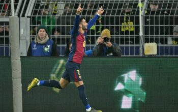 Pemain Barcelona Ferran Torres merayakan keberhasilannya mencetak gol pada pertandingan Liga Champions kontra Borussia Dortmund di Stadion Signal Iduna Park, Dortmund, Rabu (11/12/2024).