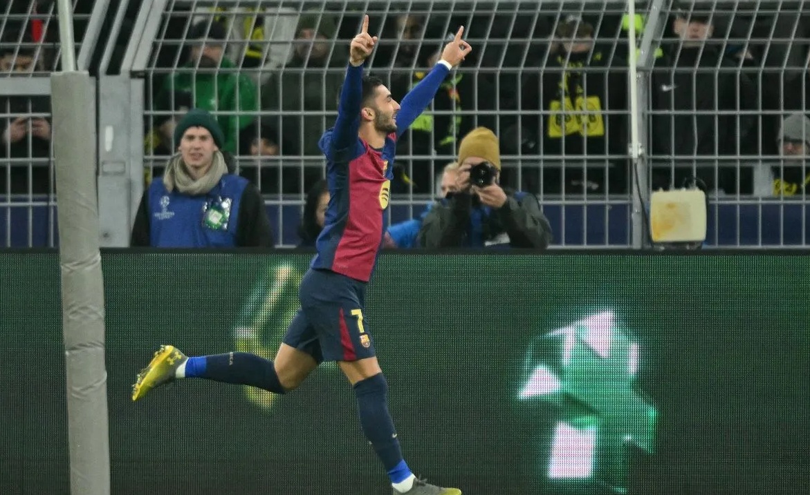 Pemain Barcelona Ferran Torres merayakan keberhasilannya mencetak gol pada pertandingan Liga Champions kontra Borussia Dortmund di Stadion Signal Iduna Park, Dortmund, Rabu (11/12/2024).
