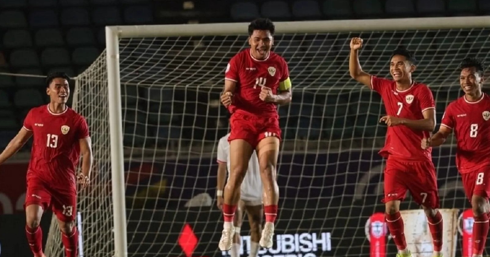 Selebrasi pemain timnas Indonesia, usai mencetak gol ke gawang Myanmar di awal laga grup B Piala AFF 2024, Senin (9/12).