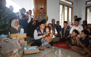 Menteri Sosial Saifullah Yusuf mengunjungi lokasi dan warga terdampak bencana alam banjir bandang dan longsor di Desa Loji, Kecamatan Simpenan, Kabupaten Sukabumi, Provinsi Jawa Barat pada Kamis (12/12/2024). (Biro Humas Kemensos)