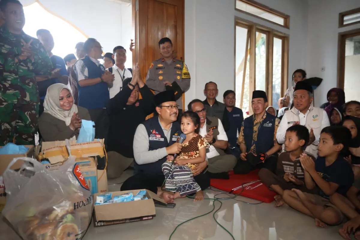 Menteri Sosial Saifullah Yusuf mengunjungi lokasi dan warga terdampak bencana alam banjir bandang dan longsor di Desa Loji, Kecamatan Simpenan, Kabupaten Sukabumi, Provinsi Jawa Barat pada Kamis (12/12/2024). (Biro Humas Kemensos)