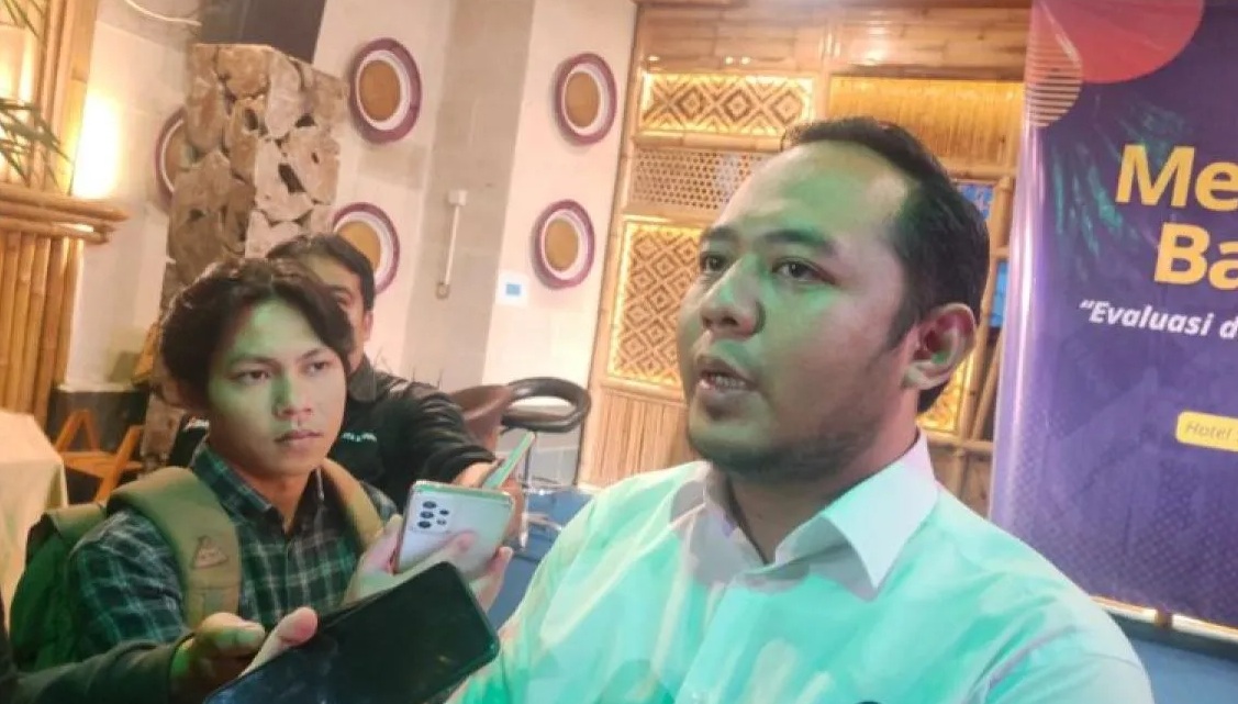 Ketua Bawaslu Jabar Zacky Muhammad Zam Zam memberikan keterangan di sela acara gathering dan diskusi bertajuk 'Evaluasi dan Refleksi Pengawasan Pilkada 2024 di Jawa Barat' di Kabupaten Bandung, Kamis (12/12/2024). (Ricky Prayoga)