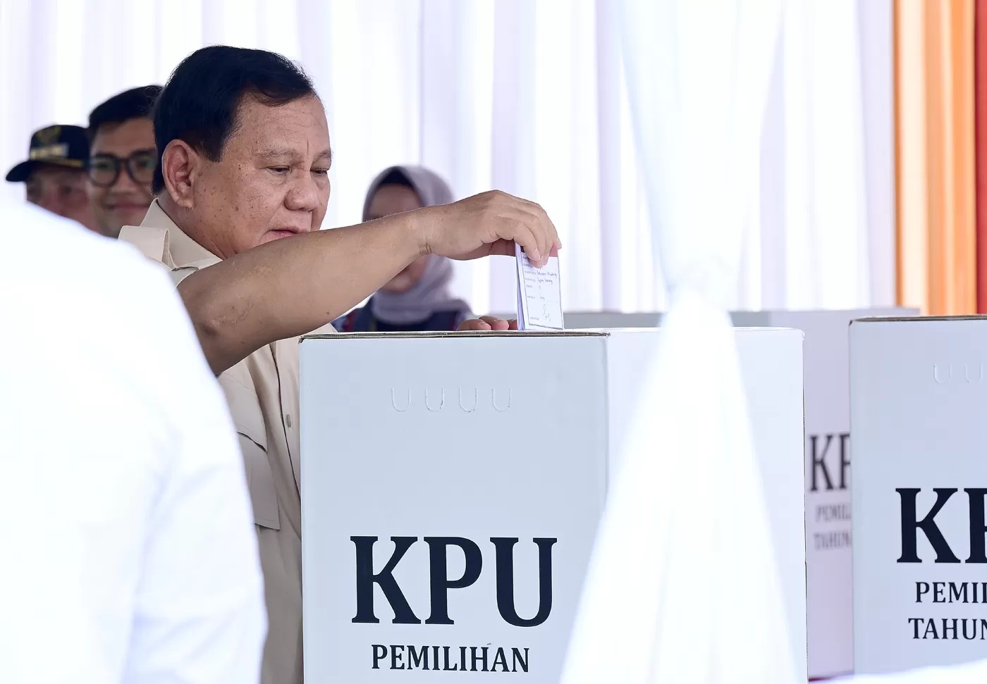 Presiden Prabowo Subianto berjalan menggunakan hak pilihnya di TPS 008, Desa Bojong Koneng, Babakan Madang, Bogor, Jawa Barat, Rabu (27/11/2024). (Muchlis Jr - Biro Pers Sekretariat Presiden)
