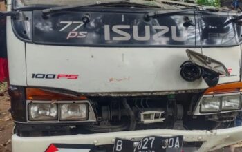 Kendaraan micro bus yang mengalami kecelakaan tunggal di jalur wisata Puncak, Kabupaten Bogor, Jawa Barat, Minggu (1/12/2024). (Humas Polres Bogor)