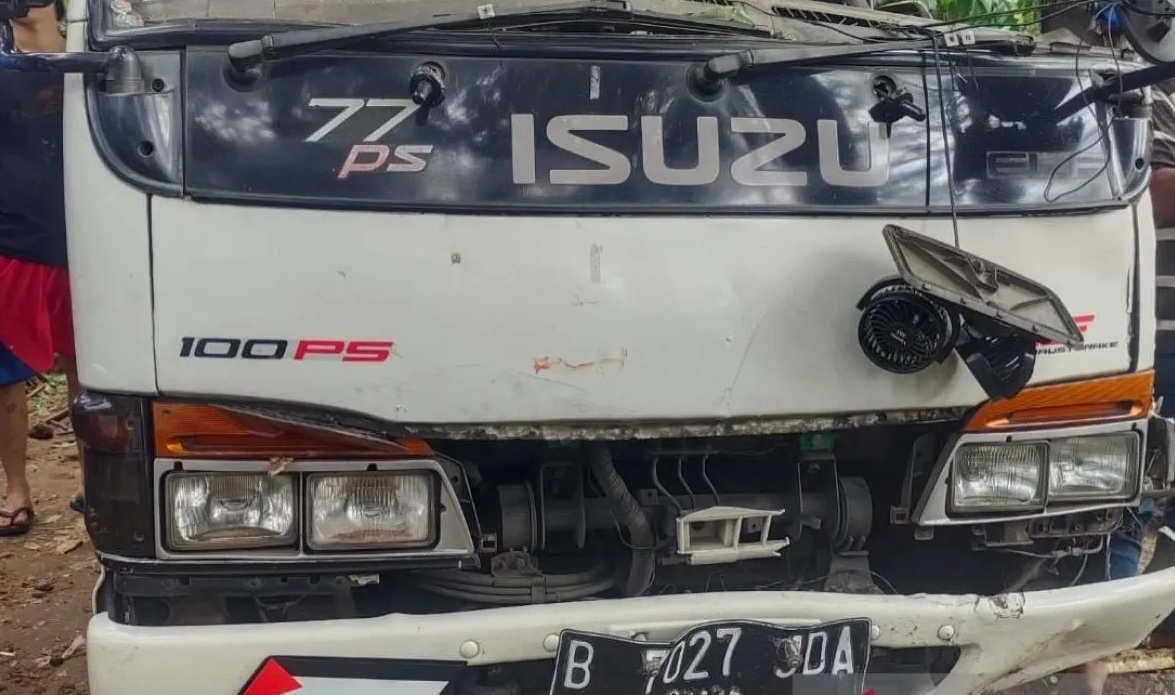 Kendaraan micro bus yang mengalami kecelakaan tunggal di jalur wisata Puncak, Kabupaten Bogor, Jawa Barat, Minggu (1/12/2024). (Humas Polres Bogor)