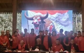 Ketua Bidang Kehormatan DPP PDI Perjuangan Komarudin Watubun membacakan surat pemecatan Joko Widodo, Gibran Rakabuming Raka, dan Muhammad Bobby Afif Nasution sebagai kader PDIP dalam siaran video resmi yang disiarkan di Jakarta, Senin (16/12/2024). (DPP PDI Perjuangan)