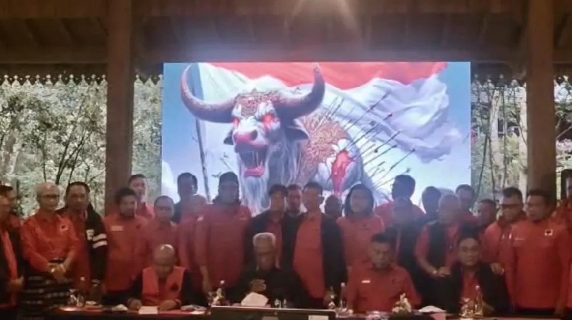 Ketua Bidang Kehormatan DPP PDI Perjuangan Komarudin Watubun membacakan surat pemecatan Joko Widodo, Gibran Rakabuming Raka, dan Muhammad Bobby Afif Nasution sebagai kader PDIP dalam siaran video resmi yang disiarkan di Jakarta, Senin (16/12/2024). (DPP PDI Perjuangan)