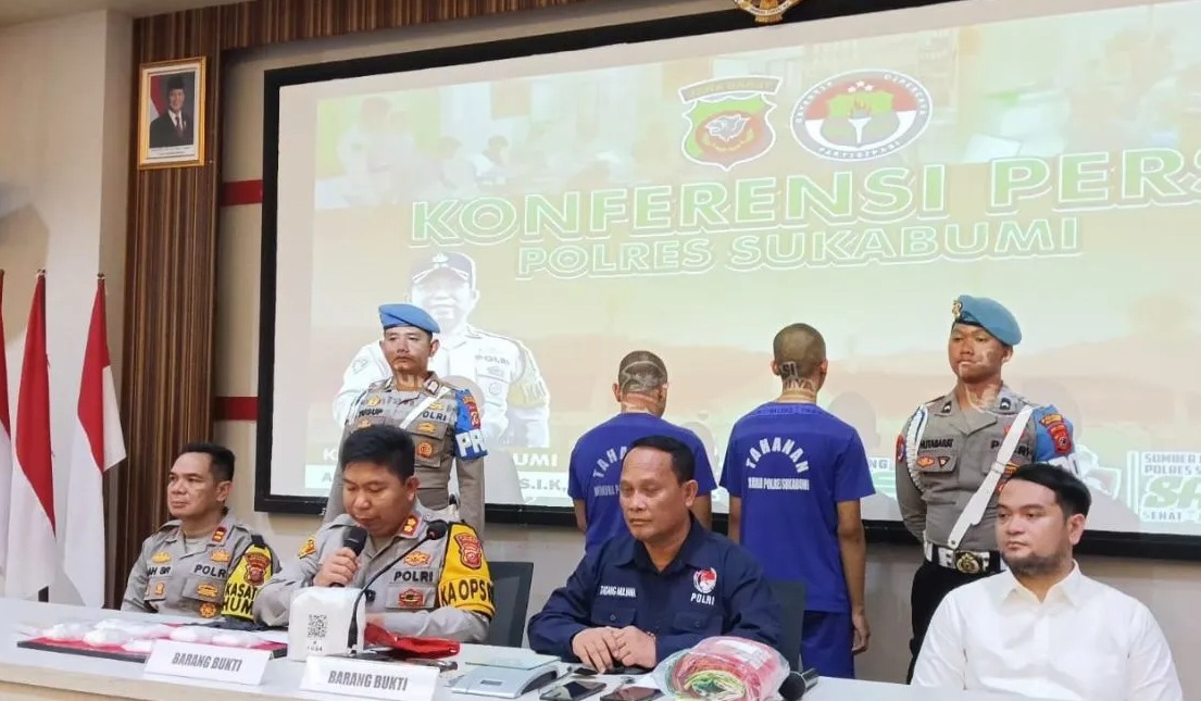 Konferensi pers kasus peredaran narkoba antaradaerah dengan barang bukti sabu-sabu seberat 1,67 kg yang disita dari tersangka RFR (19) dan AAH (36) warga Kecamatan Cicurug, Kabupaten Sukabumi yang digelar di Mapolres Sukabumi, Jabar, Senin (16/12/2024).