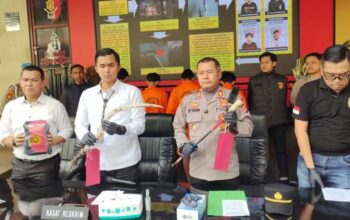 Kasatreskrim Polres Cianjur AKP Tono Listianto bersama jajaran saat menggelar konferensi pers terkait bentrokan yang menyebabkan satu orang tewas dan tiga lainnya luka-luka, di Cianjur, Senin (16/12/2024).