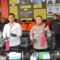 Kasatreskrim Polres Cianjur AKP Tono Listianto bersama jajaran saat menggelar konferensi pers terkait bentrokan yang menyebabkan satu orang tewas dan tiga lainnya luka-luka, di Cianjur, Senin (16/12/2024).