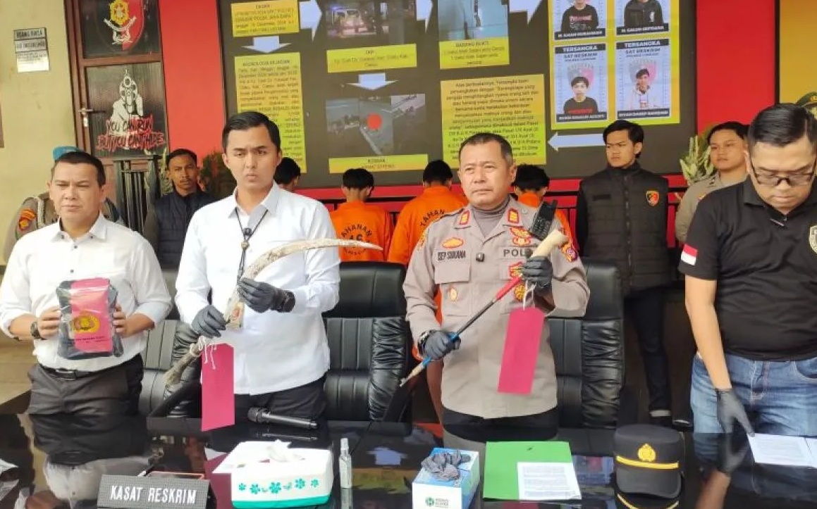 Kasatreskrim Polres Cianjur AKP Tono Listianto bersama jajaran saat menggelar konferensi pers terkait bentrokan yang menyebabkan satu orang tewas dan tiga lainnya luka-luka, di Cianjur, Senin (16/12/2024).