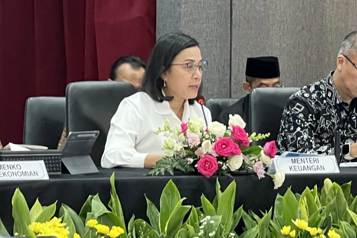 Menteri Keuangan Sri Mulyani dalam Konferensi Pers Paket Kebijakan Ekonomi: Akselerasi Pertumbuhan Ekonomi Inklusif & Berkelanjutan, yang digelar di Gedung Kementerian Koordinator Bidang Perekonomian, Jakarta, Senin (16/12/2024). 