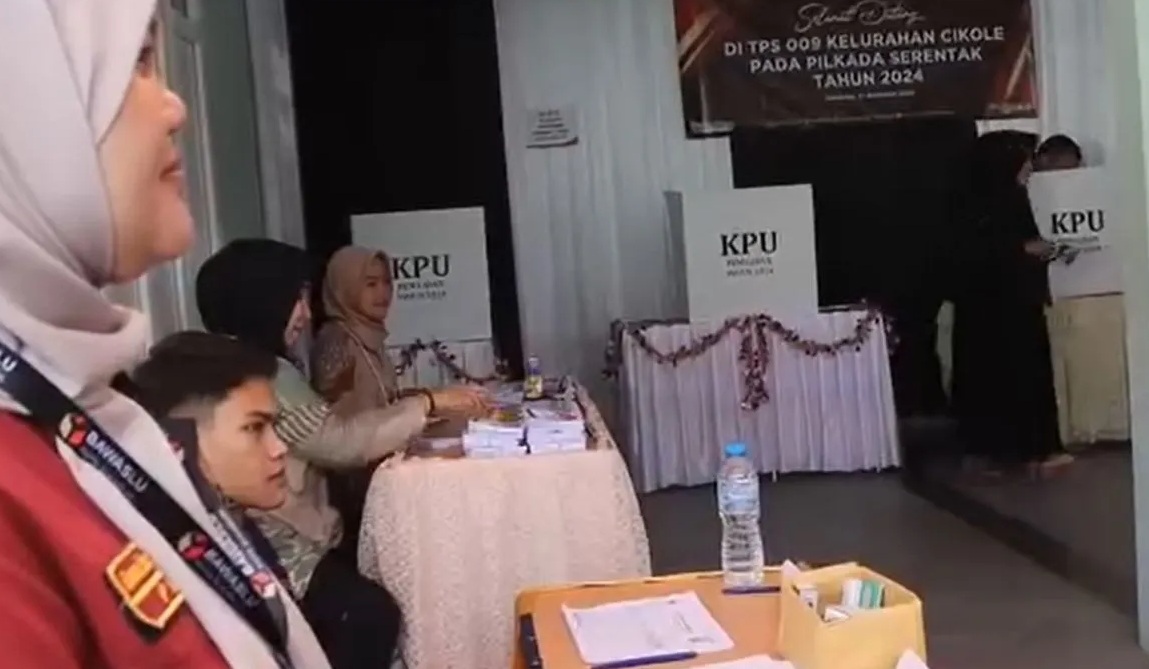 Prosesi pemungutan suara Pilkada 2024 di salah satu TPS di Kecamatan Cikole, Kota Sukabumi, Jabar pada Rabu, (27/11/2024).