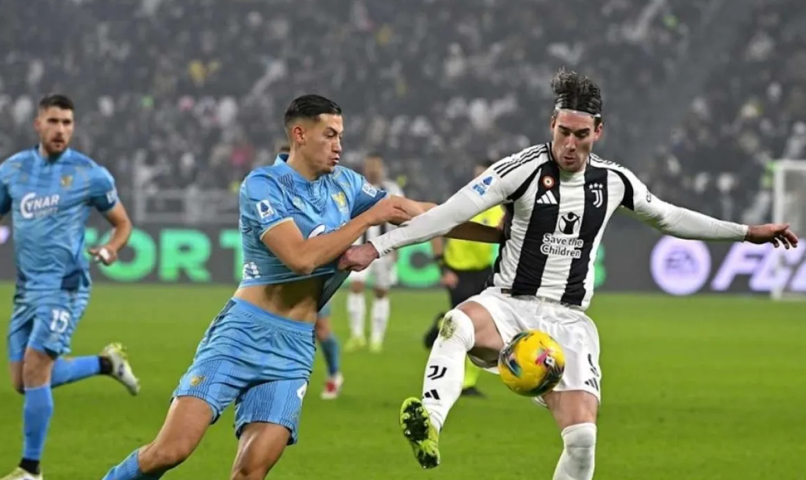 Bek Timnas Indonesia, Jay Idzes (kiri) mencetak gol saat Juventus bermain imbang 2-2 lawan Venezia dalam pertandingan Liga Italia 2024/25 di Allianz Arena pada Minggu (14/12/2024). (Juventus)