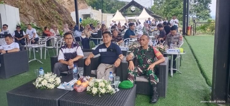 AKRAB: Camat Cibadak, Mulyadi (tengah), unsur TNI dan tamu undangan lainnya turut menghadiri acara undian PHS Semester 1/2024 BRI BO Cibadak di Gunung Walat Caffe Cibadak Kabupaten Sukabumi, Minggu (8/12/2024). (ist)