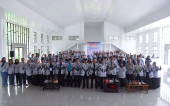 FOTO BERSAMA : Para anggota dan pengurus anggota PGRI Kota Sukabumi usai menyelenggarakan Konferensi Kerja IV di Gedung PGRI, Sabtu (7/12/2024).