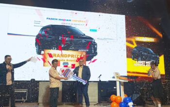 MERIAH: Pinca BRI Sukabumi, Duta Okki Wicaksono (kanan) menyerahkan secara simbolis hadiah grand prize PHS Periode 1 Maret-31 Agustus 2024 berupa satu unit mobil New Avanza kepada pemenang yang diwakili oleh Kepala Unit BRI Gegerbitung Sukabumi, A Rizwan /Septiana di Sapa Cafe Sukabumi pada Sabtu (7/12/2024). (sri)