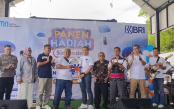 MENANG MOBIL: Pinca BRI Cibadak, Yoga Setyawan secara simbolis menyerahkan hadiah grand prize PHS Semester 1/2024 satu unit mobil Mitsubishi Xpander kepada Kaunit BRI Cicurug BO Cibadak, Nedi Ribuansyah mewakili pemenang didampingi para saksi dan tamu undangan. (sri/radarsukabumi)