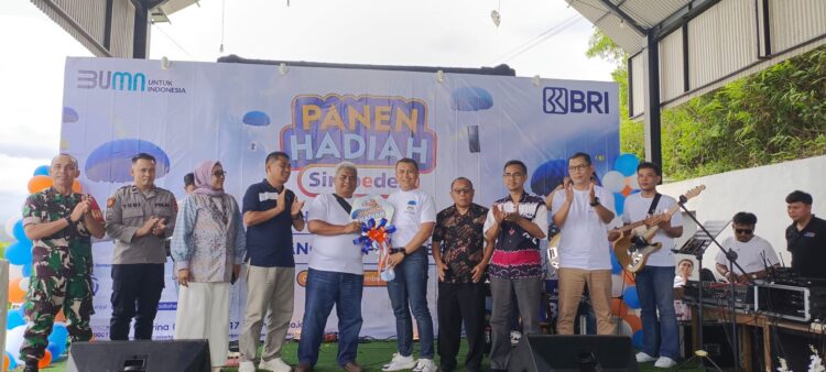 MENANG MOBIL: Pinca BRI Cibadak, Yoga Setyawan secara simbolis menyerahkan hadiah grand prize PHS Semester 1/2024 satu unit mobil Mitsubishi Xpander kepada Kaunit BRI Cicurug BO Cibadak, Nedi Ribuansyah mewakili pemenang didampingi para saksi dan tamu undangan. (sri/radarsukabumi)