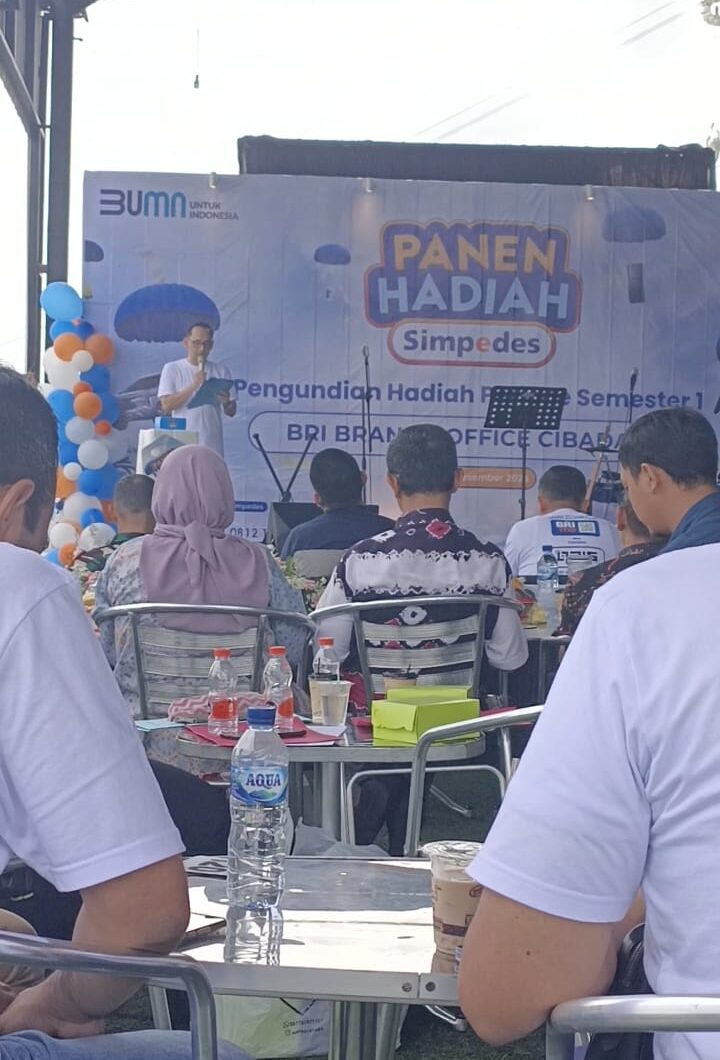 KHIDMAT: Pegawai BRI BO Cibadak, H Enda memimpin doa agar acara berjalan lancar dan berkah.(sri/radarsukabumi) 