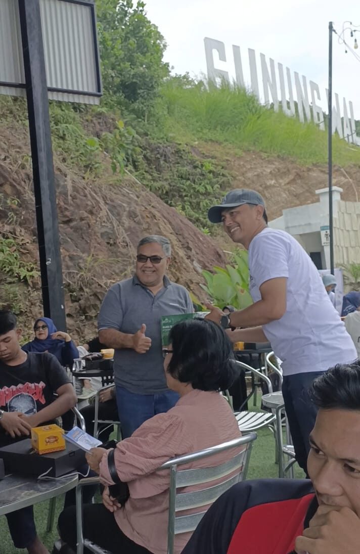CIS DULU: Kaunit BRI Kemas Muhammad Hartawan menyerahkan hadiah doorprize kepada pemenang. (sri/radarsukabumi)