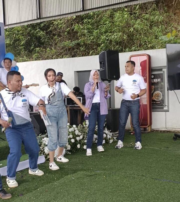 MENGHIBUR: Duet MC kondang dan kocak Pepi dan King Obon berjoget ria saat Ketua IWABRI Cibadak bernyanyi bersama Pinca BRI Cibadak, Yoga Setyawan. (sri/radarsukabumi)