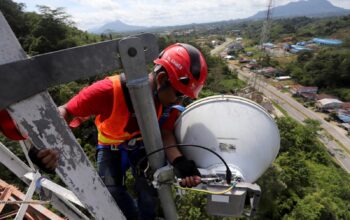 BTS ENTIKONG: Teknisi jaringan XL Axiata bekerja di atas me11ra BTS di sekitar area PLBN Entikong. XL Axiata telah memastikan kesiapan jaringan dalam menghadapi kemungkinan lonjakan trafik di semua layanan menjelang libur panjang Nataru 2025. (ist)