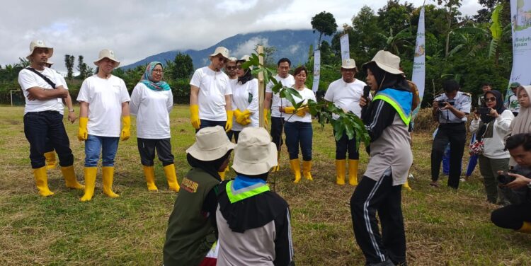 AJAK NGOBROL POHON: Pelajar yang merupakan tim CFP OISCA Indonesia wilayah Sukabumi menjelaskan tentang tata cara menanam pohon agar berusia panjang dan tumbuh subur kepada Mitra Tours and Travel. (sri/radarsukabumi)