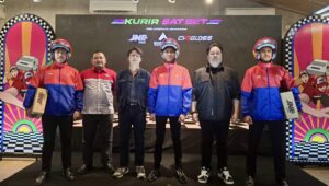 JNE Luncurkan Jaket dan Helm Kolaborasi bersama EIGER Tropical Adventure dan Cargloss Helmets