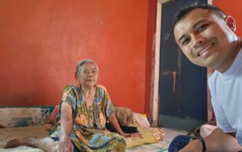 KUNJUNGI NASABAH: Pemimpin Cabang BRI Cibadak, Yoga Setyawan mengunjungi Ibu Rukanah pada hari Minggu (8/12/2024).(ist)