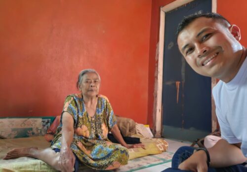 KUNJUNGI NASABAH: Pemimpin Cabang BRI Cibadak, Yoga Setyawan mengunjungi Ibu Rukanah pada hari Minggu (8/12/2024).(ist)
