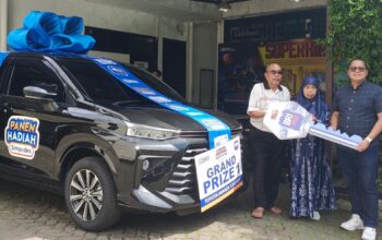 KEREN:Pinca BRI Sukabumi, Duta Okki Wicaksono didampingi Kaunit BRI Gegerbitung Sukabumi, A Rizwan Septiana menyerahkan langsung hadiah grandprize mobil kepada pemenang PHS BRI Semester 1/2024, Ayi selepas Salat Jum'at di Kantor BRI BO Sukabumi, Jumat (27/12/2024).(sri/radarsukabumi)