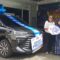 KEREN:Pinca BRI Sukabumi, Duta Okki Wicaksono didampingi Kaunit BRI Gegerbitung Sukabumi, A Rizwan Septiana menyerahkan langsung hadiah grandprize mobil kepada pemenang PHS BRI Semester 1/2024, Ayi selepas Salat Jum'at di Kantor BRI BO Sukabumi, Jumat (27/12/2024).(sri/radarsukabumi)