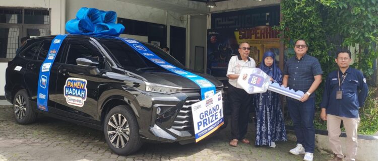 KEREN:Pinca BRI Sukabumi, Duta Okki Wicaksono didampingi Kaunit BRI Gegerbitung Sukabumi, A Rizwan Septiana menyerahkan langsung hadiah grandprize mobil kepada pemenang PHS BRI Semester 1/2024, Ayi selepas Salat Jum'at di Kantor BRI BO Sukabumi, Jumat (27/12/2024).(sri/radarsukabumi)