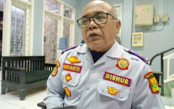 DIWAWANCARAI : Kepala Dishub Kabupaten Sukabumi, Budianto saat diwawancarai untuk pengamanan Nataru.(FOTO : DENDI/RADAR SUKABUMI)