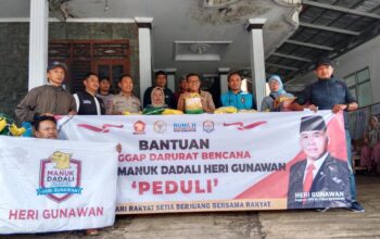 PEDULI : Tim RAI Hergun, saat menyalurkan bantuan kepada para penyintas bencana alam di Kabupaten Sukabumi pada Selasa (10/12).(FOTO : UNTUK RADAR SUKABUMI)