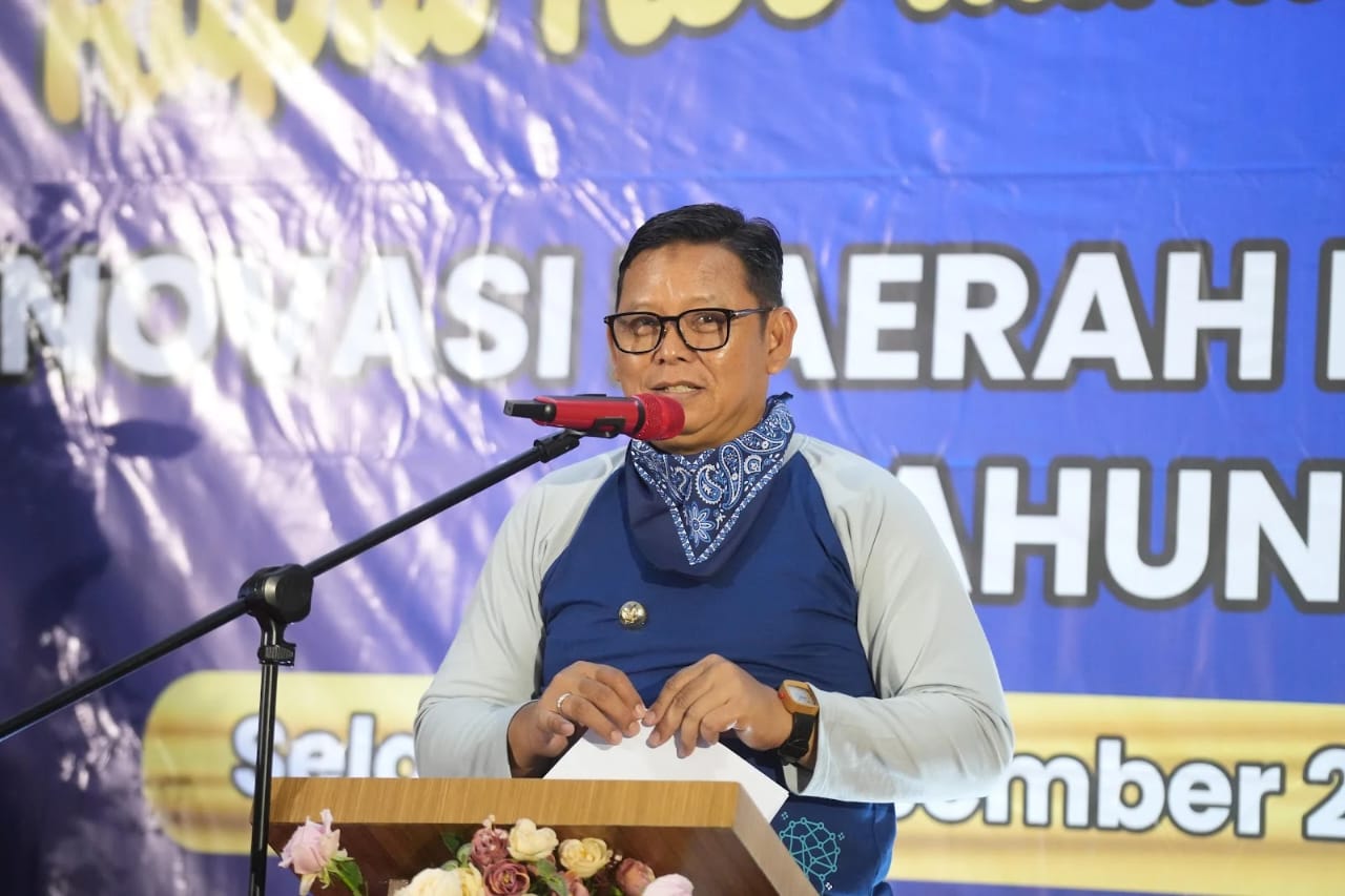 SAMBUTAN: Penjabat (Pj) Walikota Sukabumi Kusmana Hartadji saat melakukan sambutan pada saat Rapat koordinasi dan evaluasi inovasi daerah Kota Sukabumi, Selasa (10/12). (FT: IST)