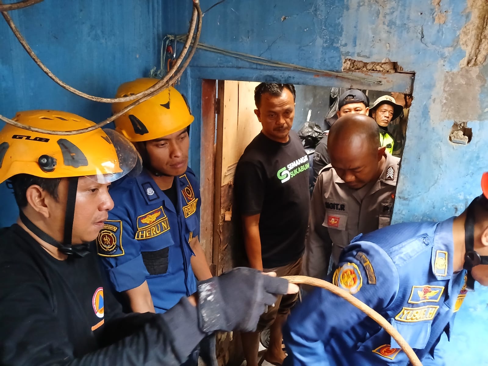 DIEVAKUASI : Petugas Damkar saat mengevakuasi jenazah warga Kampung Cibaregbeg, RT 05/RW 002, Desa Caringin, Kecamatan Cicurug, Kabupaten Sukabumi, di dalam sumur pada Senin (16/12).(FOTO : UNTUK RADAR SUKABUMI)